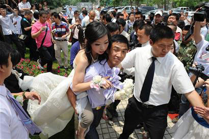 四川地震中救人最多志愿者举行婚礼(组图)