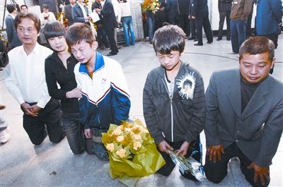 英雄大学生追悼会举行 中央与地方领导献花圈