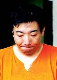 以共同“自杀”引诱被害者——上前博 日本共同社报道，一名变态男子利用自杀网站残杀两男一女的报道占满了日本各大报纸的头条。而最令人触目惊心的不是死者的惨状而是变态男子本身———他杀人后一遍遍地观看死者垂死挣扎的录像激起强烈性欲，并对法官说最大的梦想是“被判死刑”。　　 　　36岁的上前博是日本一家人才派遣公司职员。上前博在网上注册了一个自杀网站，与日本众多灰心失意者探讨自杀的种种方法。他与大阪的一个无职业的女子长元美智子开始用邮件通信。