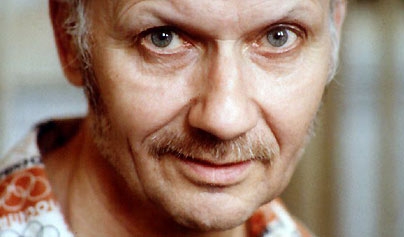 俄罗斯杀人狂——Andrei Chikatilo　Andrei Chikatilo 曾经是一名受人尊敬的老师，在家人眼中更是一个慈祥和蔼的祖父，在邻居眼中则是一个快乐的已婚男人，他是那一种在“可能是连环杀手”的嫌疑名单中排名最低的人，偏偏他正是俄罗斯一连串虐杀和食人案件的元凶。根据他的妻子 Fayina 在后来所讲，导致他丈夫连环杀人的原因，应该是因为他无法正常地勃起与女性欢爱，他只有在对方死了之后，才能进行性行为。　　