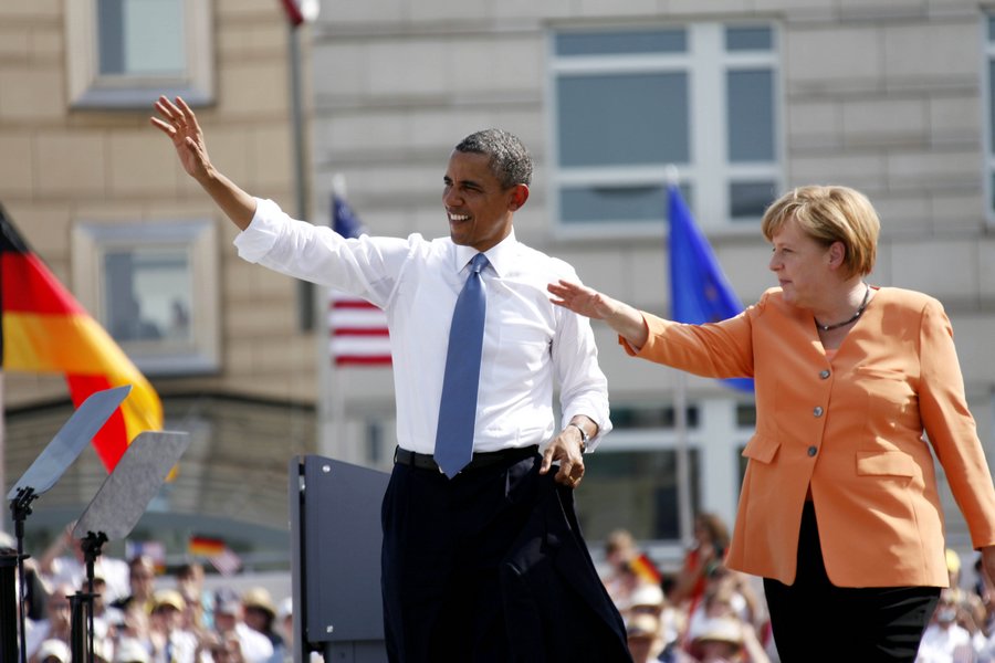 2013年6月19日，美国总统奥巴马（左）和德国总理默克尔在柏林勃兰登堡门前向人群挥手致意。美国白宫副国家安全顾问麦克唐纳曾透露说，奥巴马对默克尔非常尊敬。