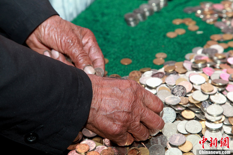 感动! 江苏磨刀老人将两年所攒两千硬币捐给地震灾区