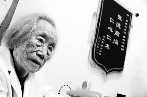 郑州97岁妇产科医生做志愿者 希望再工作两年