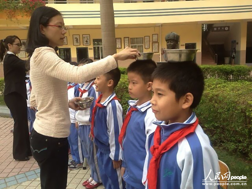 11月20日下午3时许，广东惠州，南山学校小学部二年级的一个班级，36名学生进行了一场特殊的期中考试。学生必须顶碗达到10秒钟才合格。东方IC 版权作品、请勿转载