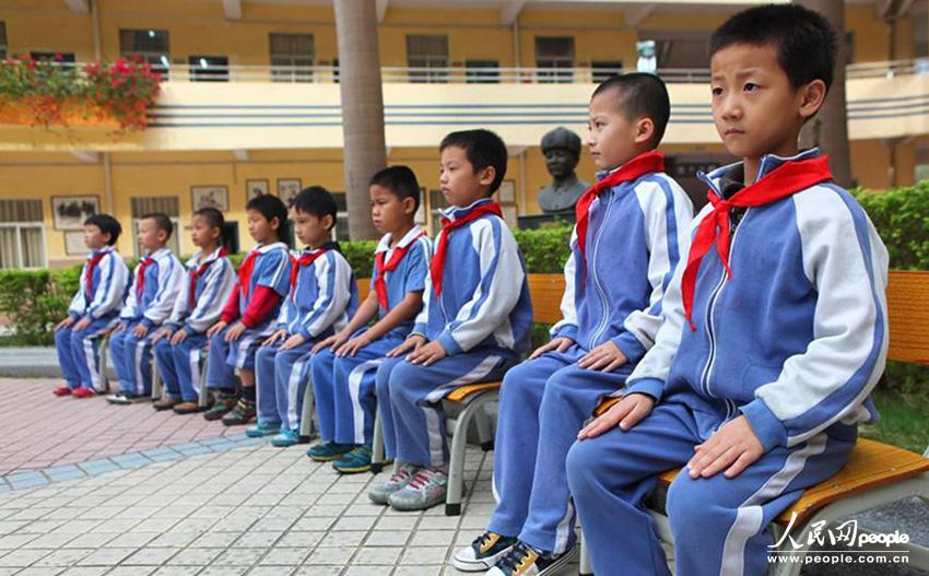 11月20日下午3时许，广东惠州，南山学校小学部二年级的一个班级，36名学生进行了一场特殊的期中考试。学生必须顶碗达到10秒钟才合格。CFP 版权作品、请勿转载