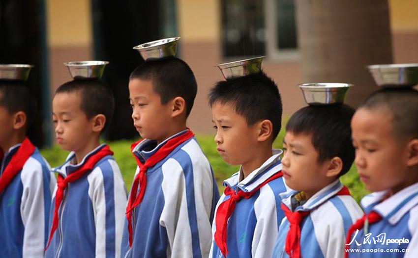 11月20日下午3时许，广东惠州，南山学校小学部二年级的一个班级，36名学生进行了一场特殊的期中考试。学生必须顶碗达到10秒钟才合格。CFP 版权作品、请勿转载