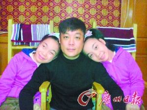 孙晓东和他的一对双胞胎女儿。（图片由受访者提供）