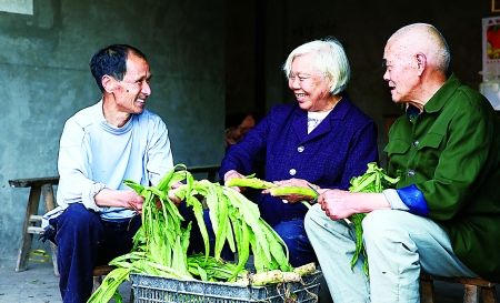 王顺江和前岳父岳母在一起。 首席记者 钟志兵 摄