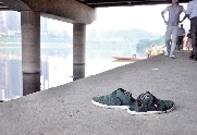 6月4日下午，他的鞋子扔在岸边。