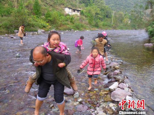 重庆乡村教师不舍留守儿童调进城又返深山扎根（图）