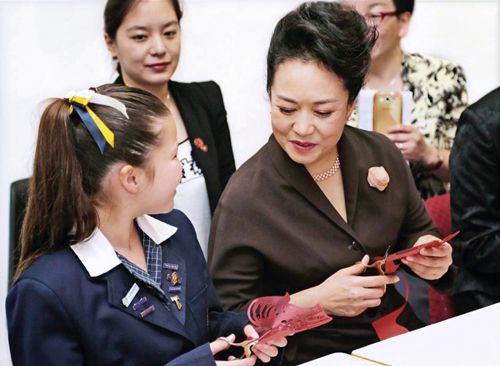 当地时间2014年11月19日，中国国家主席习近平夫人彭丽媛访问位于澳大利亚悉尼的一所女子学校，与学