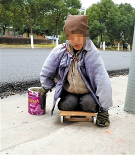 网友跟拍一“残疾”乞丐变身全过程(图)