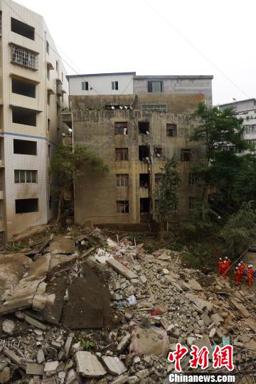 贵州遵义一居民楼垮塌无伤亡夫妇发现裂缝挨家呼喊