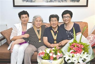 米瑞蓉（左一）与母亲马俊之（左三）、姨妈洪玲（左二，原名马登兰）以及米丽蓉（右一）合影。马俊之和洪玲两姐妹获得抗战胜利70周年纪念章