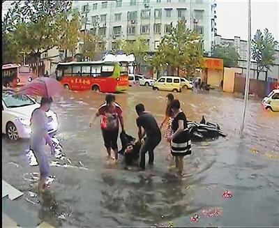 男子雨中跌倒 数十路人经过“见死不救”(图)