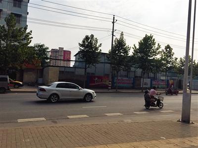 男子雨中跌倒 数十路人经过“见死不救”(图)