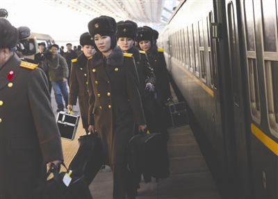 访问团成员们在北京站走下火车