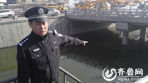 民警郭光忠介绍救援情况，他被落水男子一把推进了河里。