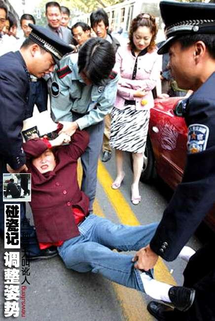 南京珠江路中年女子两次冲向行驶中汽车
