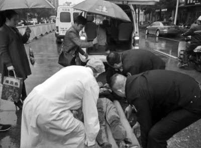 宁国被撞男子昏迷倒地 路人为其打伞遮雨被点赞