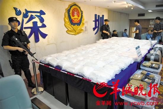 公安机关现场展示缴获的400.5公斤可卡因