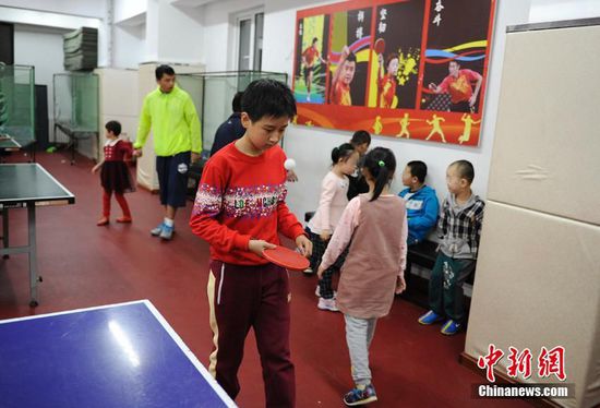 在其他同学都休息的时候，王莹自己仍在一旁默默练球。