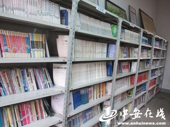 作家书屋里4万多册书籍都是金兴安11年“化缘”而来。
