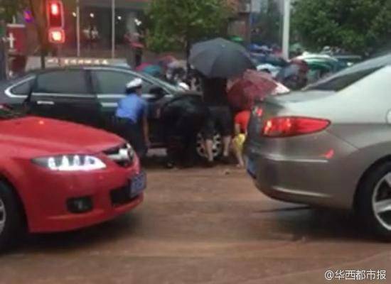 小学生暴雨中扶老人过马路 被积水冲倒溺亡(图)