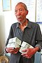 83岁拾荒老人捡4000元交民警：不是咱的钱不能要(图)