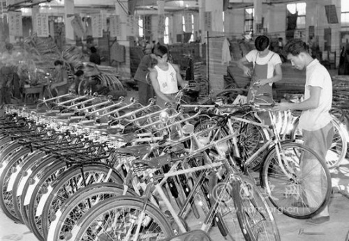 1950年中国的经济情况已有了改善，图为50年代天津自行车厂