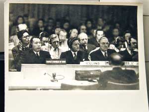 1950年，伍修权（前排左一）在联合国会议上