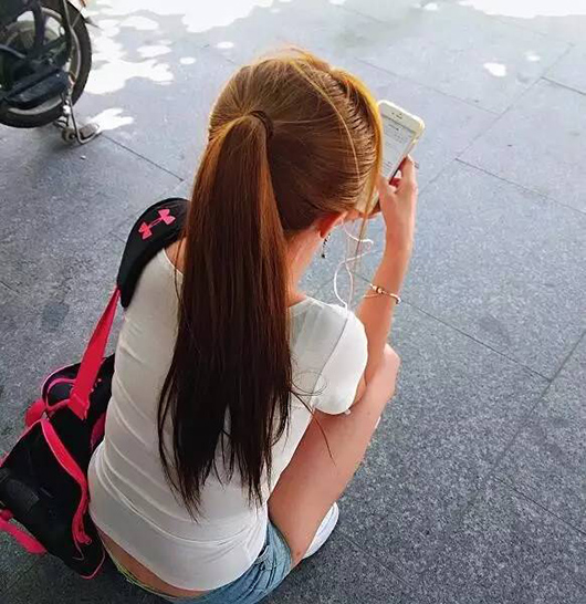 刘乐妍蹲在地上等公交车