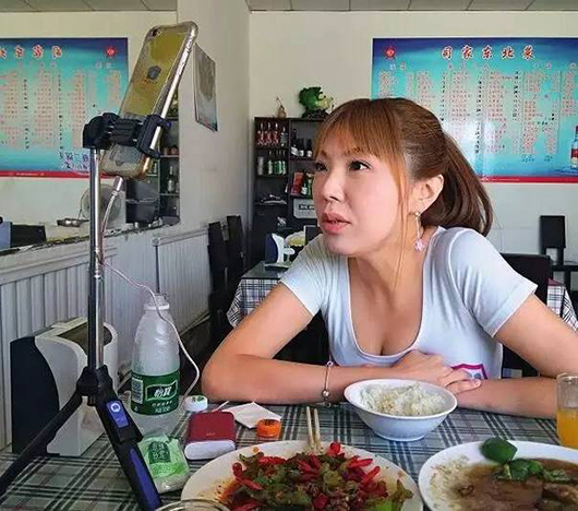 刘乐妍在住处附近的一家东北菜馆吃午饭，边吃饭边用手机做直播