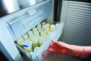 母乳库的冰箱里冷冻着志愿者妈妈提供的母乳。（资料照片）广州日报记者乔军伟摄