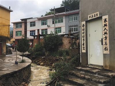 福建村支书抗击台风落水殉职 生前曾个人贷款修路