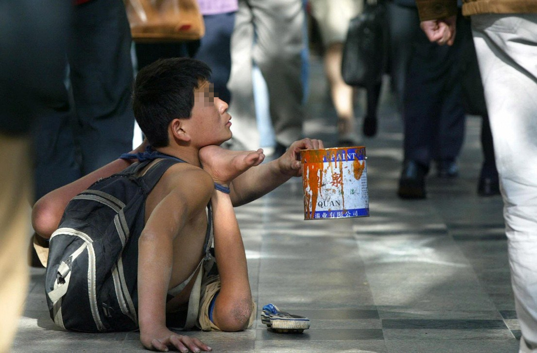 在街上行乞的残疾儿童