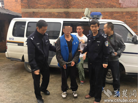 犯罪嫌疑人程某志被陕西警方带至大冶指认作案现场  通讯员 万新强 摄_meitu_10.jpg