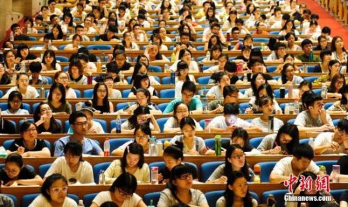 资料图：7月19日，3000多名学子聚集济南的山东会堂参加考研培训班，备战考研。<a target='_blank' href='http://www.chinanews.com/'>中新社</a>记者 张勇 摄