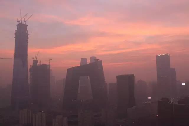 △2016年12月16日，北京启动重污染红色预警。
