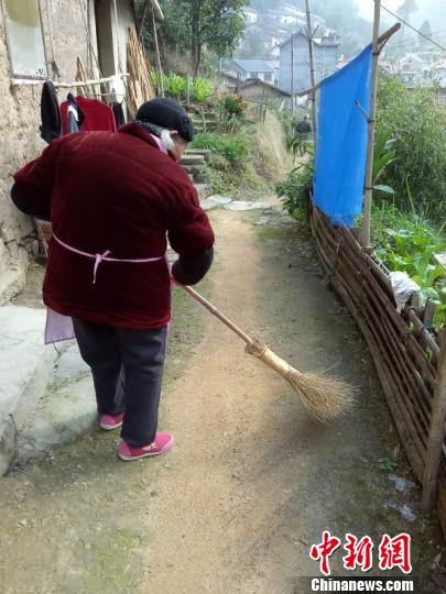 浙江衢州96岁老人义务扫山路36年。　衢江区委报道组提供 摄