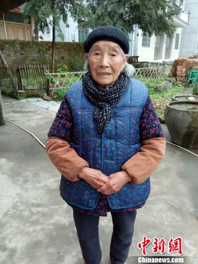 浙江衢州96岁老人义务扫山路36年。　衢江区委报道组提供 摄