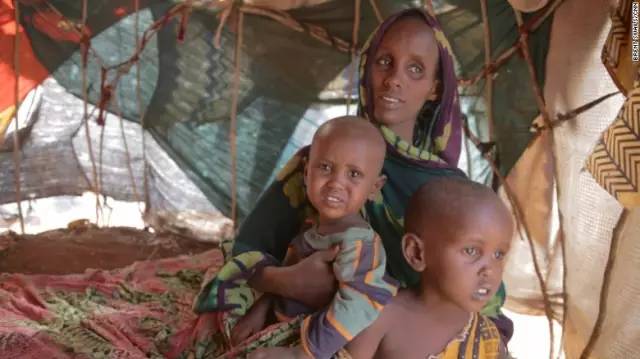 难民营里的索马里妇女和儿童。