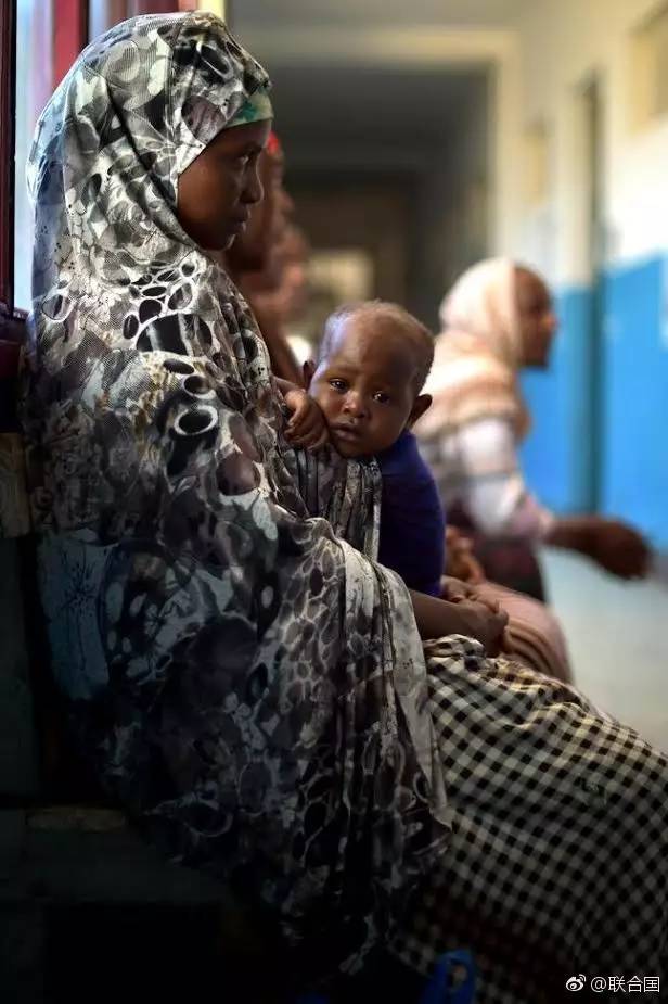 生活在饥荒边缘的索马里人民。