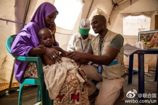 营养不良的尼日利亚儿童在接受联合国救援人员的治疗。
