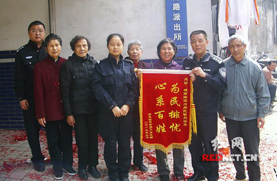 熙台岭社区30户居民为刘培友送来锦旗。资料图