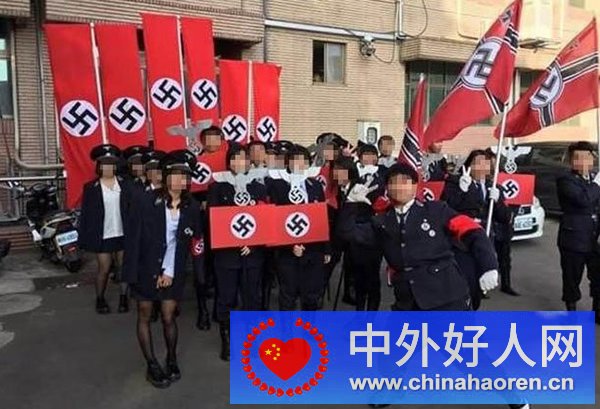  2016年，一些台湾中学生在学校活动中打出纳粹旗帜