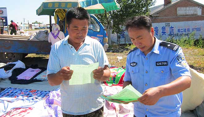 在集市上发放治安防范宣传单