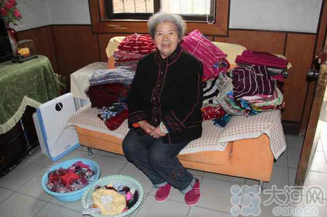 开封82岁老人8年织600件毛衣送孤儿 获赞“毛衣奶奶”