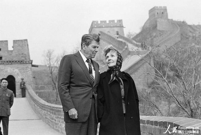 1984年4月，时任美国总统里根和夫人参观游览长城。