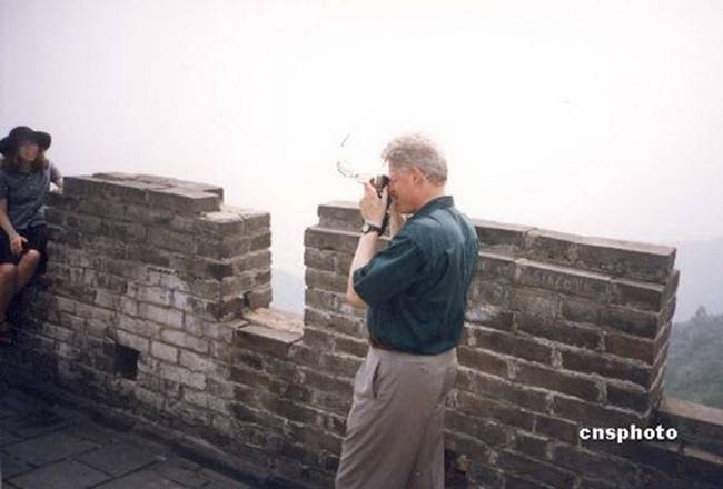 1998年6月，时任美国总统克林顿在长城为女儿切尔西拍照。